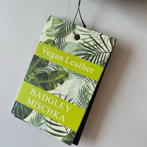 NWT BADGLEY MISCHKA Croco Crossbody with Logo Plate in Black - Picture 6 of 9